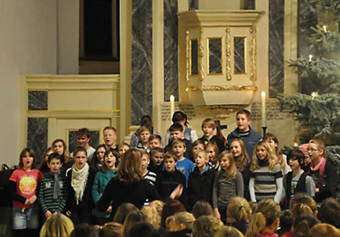 Mittelschüler singen mit ihren Lehrern in der Stadtkirche